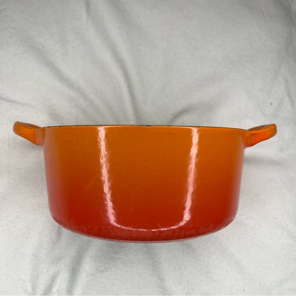 Le Creuset Dutch Oven Round 2 Qts Flame Orange Enameled Cast Iron - Picture 7 of 10